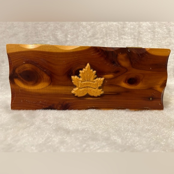 Vintage Souvenir Jewelry Box made of cedar Canada Leaf - Picture 6 of 10